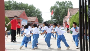 乡村小学水泥操场变身学生素质教育大舞台